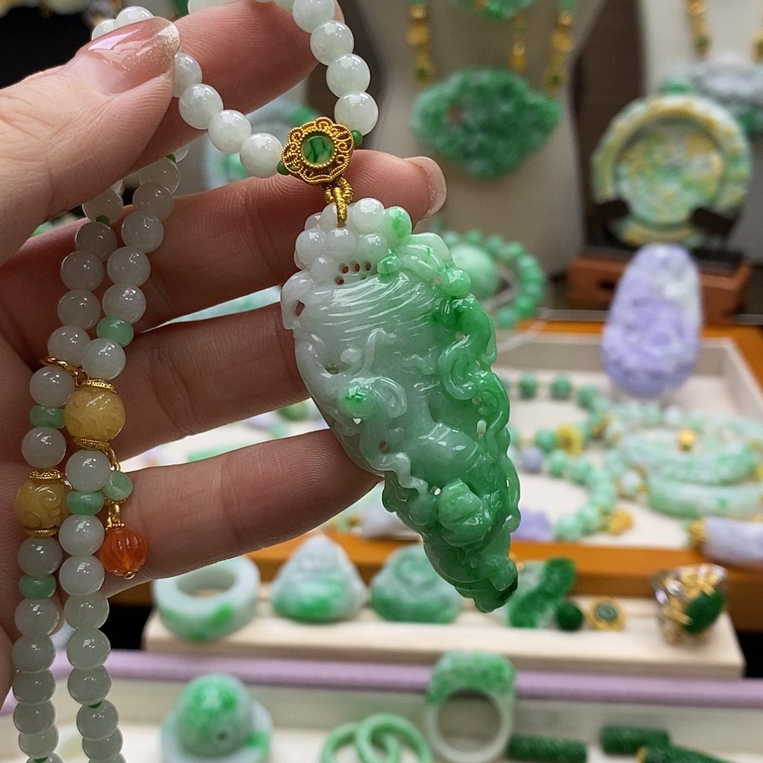 颈饰未镶嵌翡翠天然