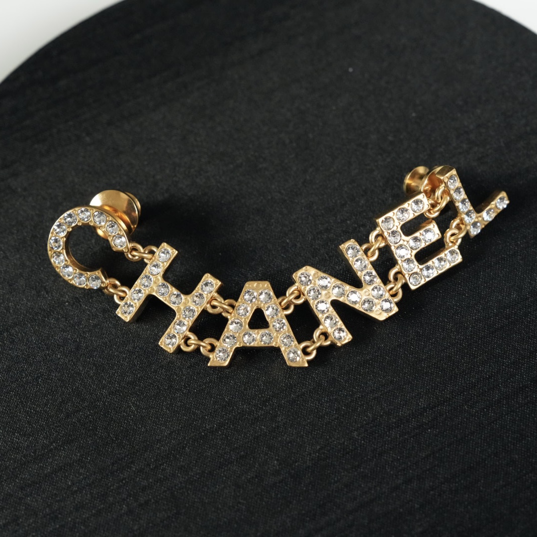 Chanel 闪钻字母链条胸针