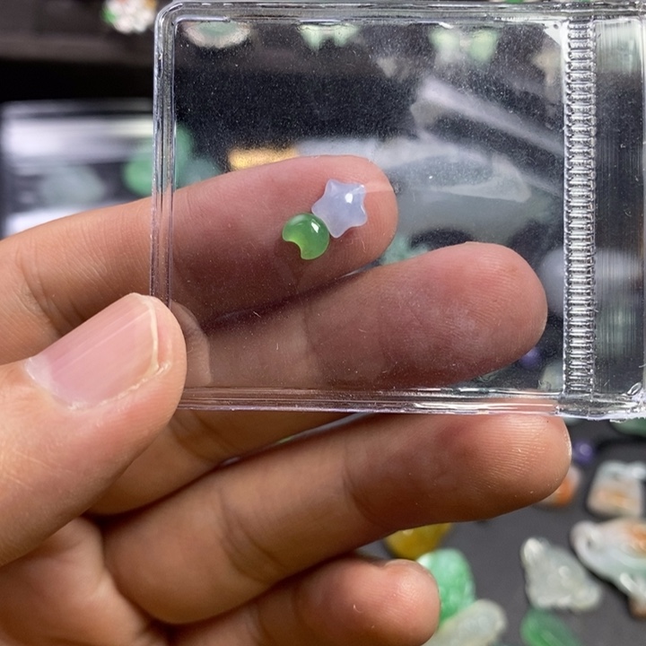 翡翠未镶嵌颈饰星星