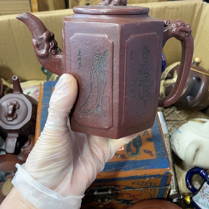 茶壶紫砂原矿泥料，手工制作的一把紫砂壶。