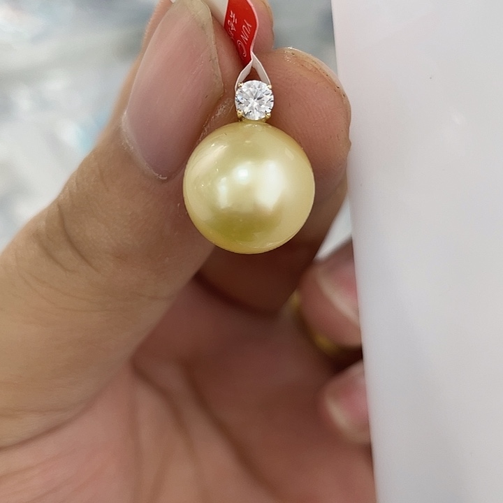 18K金镶嵌海水珍珠颈饰