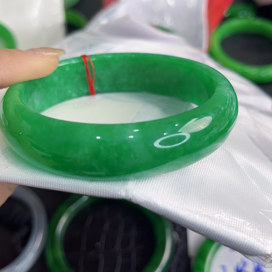 翡翠手镯未镶嵌六*多样性