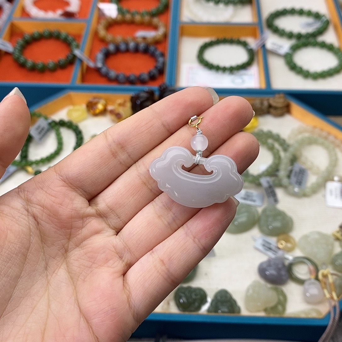 和田玉未镶嵌颈饰w28烟紫如意锁