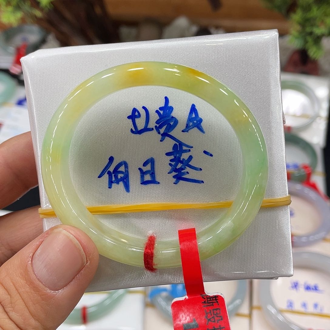 翡翠手镯未镶嵌翡翠