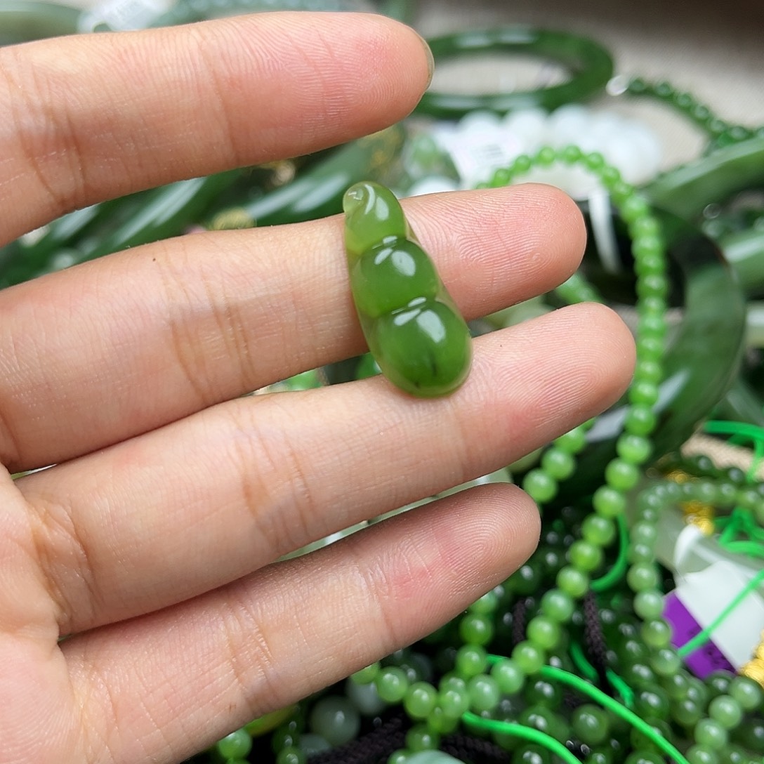 颈饰未镶嵌和田玉（碧玉）