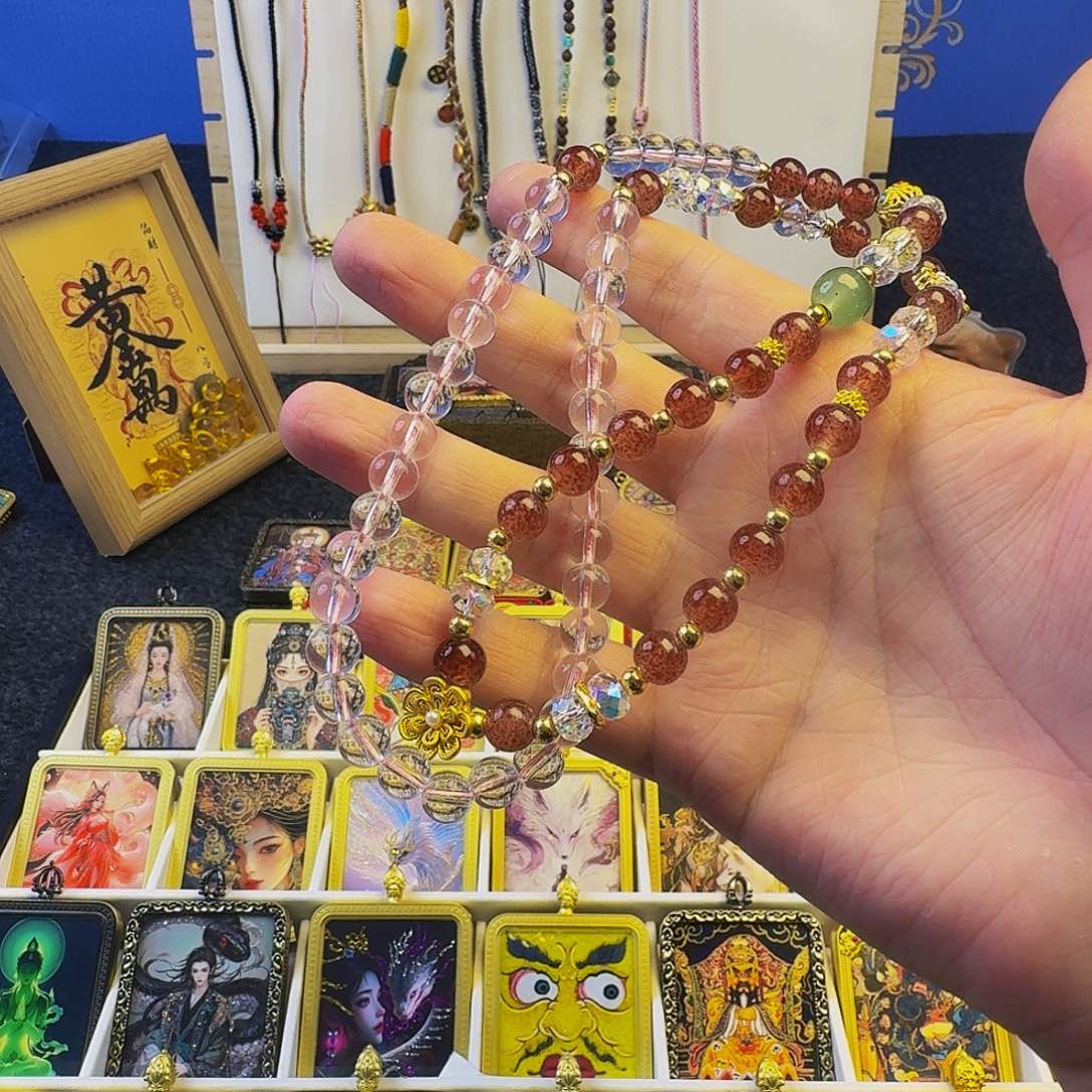 装裱画五***?红色珠链一条漂亮的项链