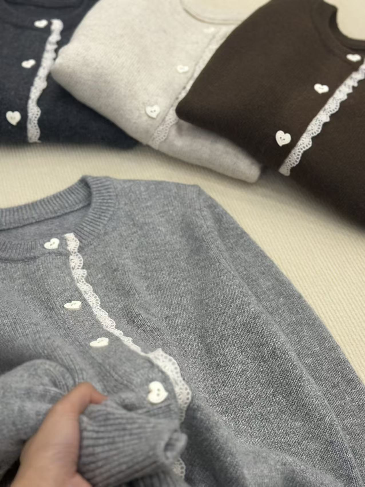 纯白爱心扣111韩系减龄软糯长袖毛衣外套百搭宽松显瘦针织开衫