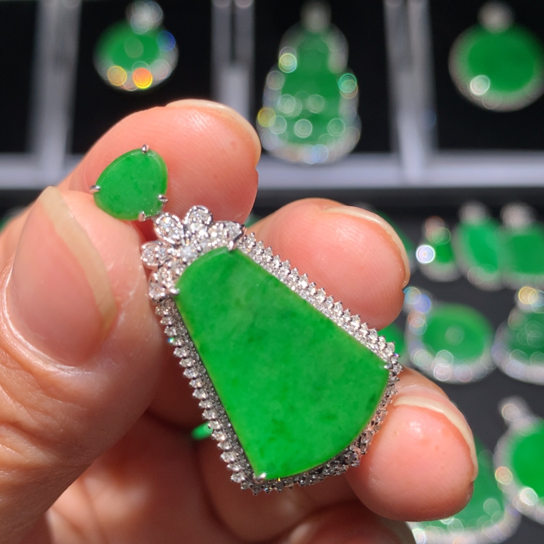 翡翠颈饰18K金镶嵌翡翠