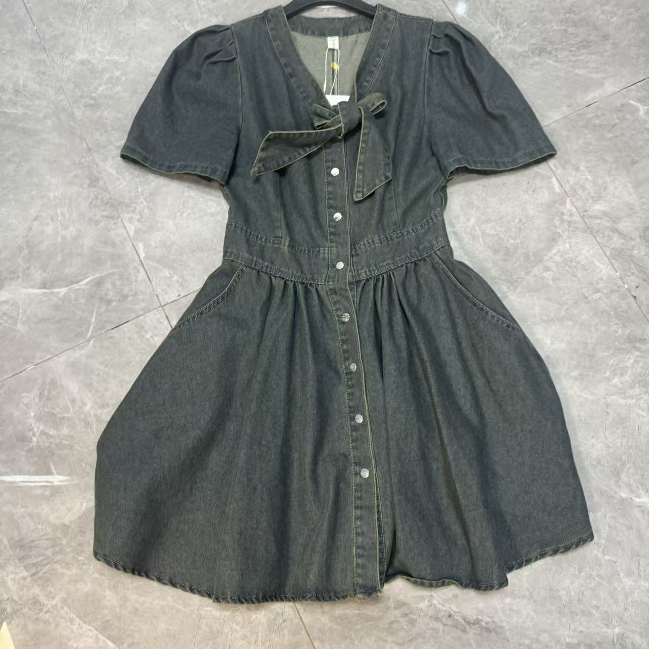 夏季新款法式赫本风复古V领连衣裙