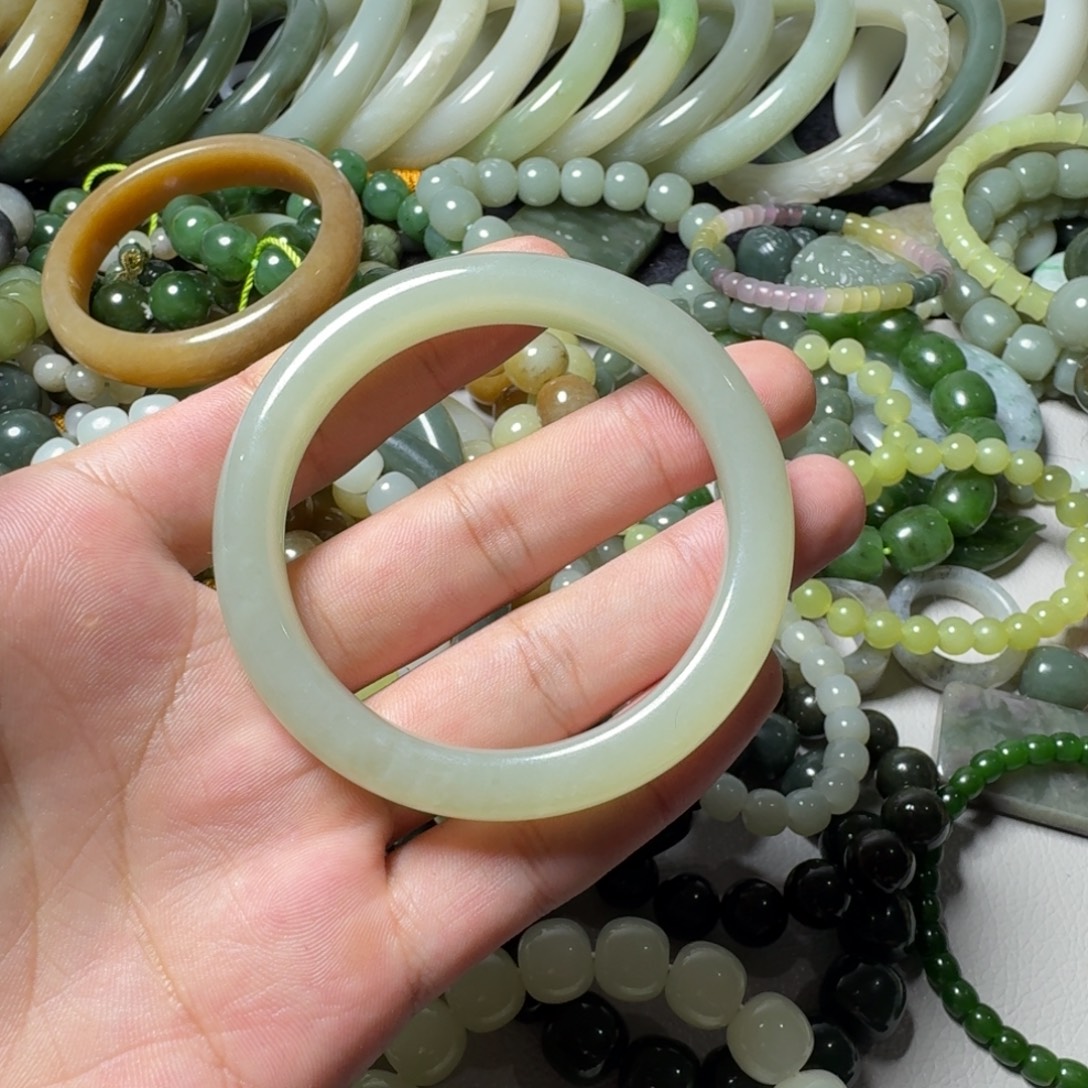 李***聪和田玉未镶嵌手串