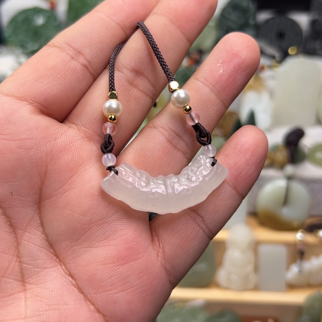 石英质玉（金丝玉）颈饰未镶嵌