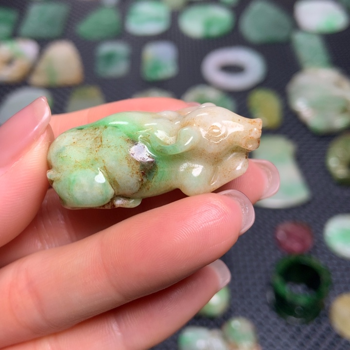 翡翠挂件未镶嵌……