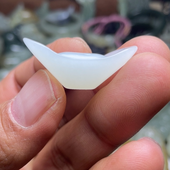 R***b和田玉未镶嵌颈饰