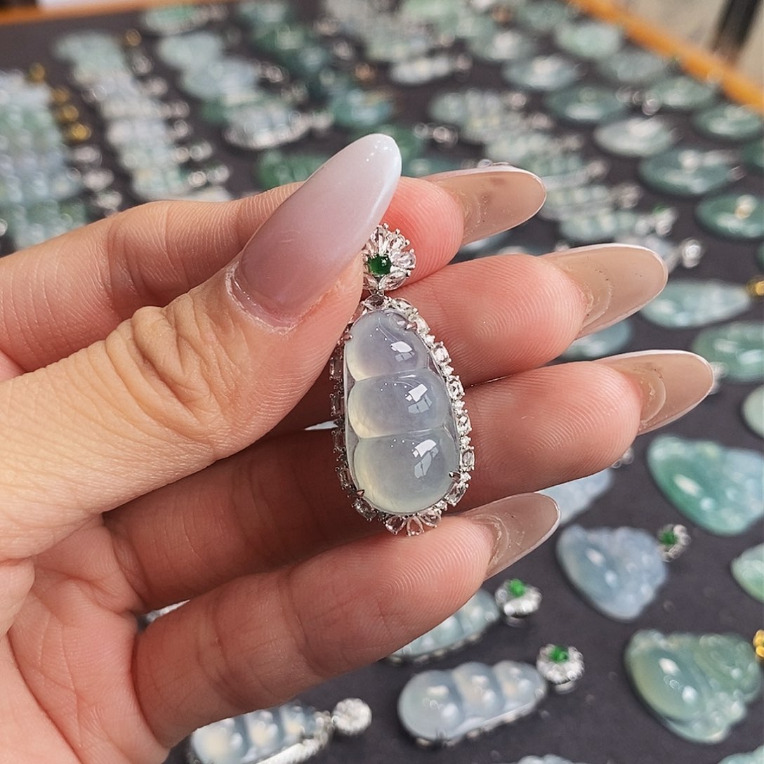 翡翠18K金镶嵌颈饰天然缅甸A货翡翠福豆