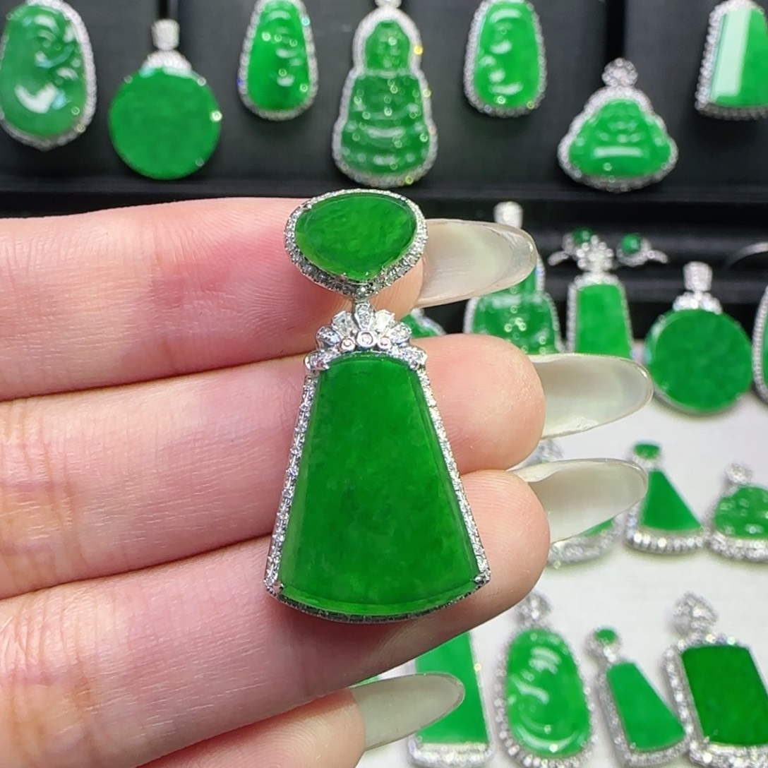 翡翠18K金镶嵌颈饰