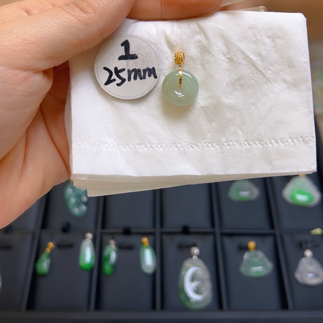 翡翠颈饰18K金镶嵌翡翠