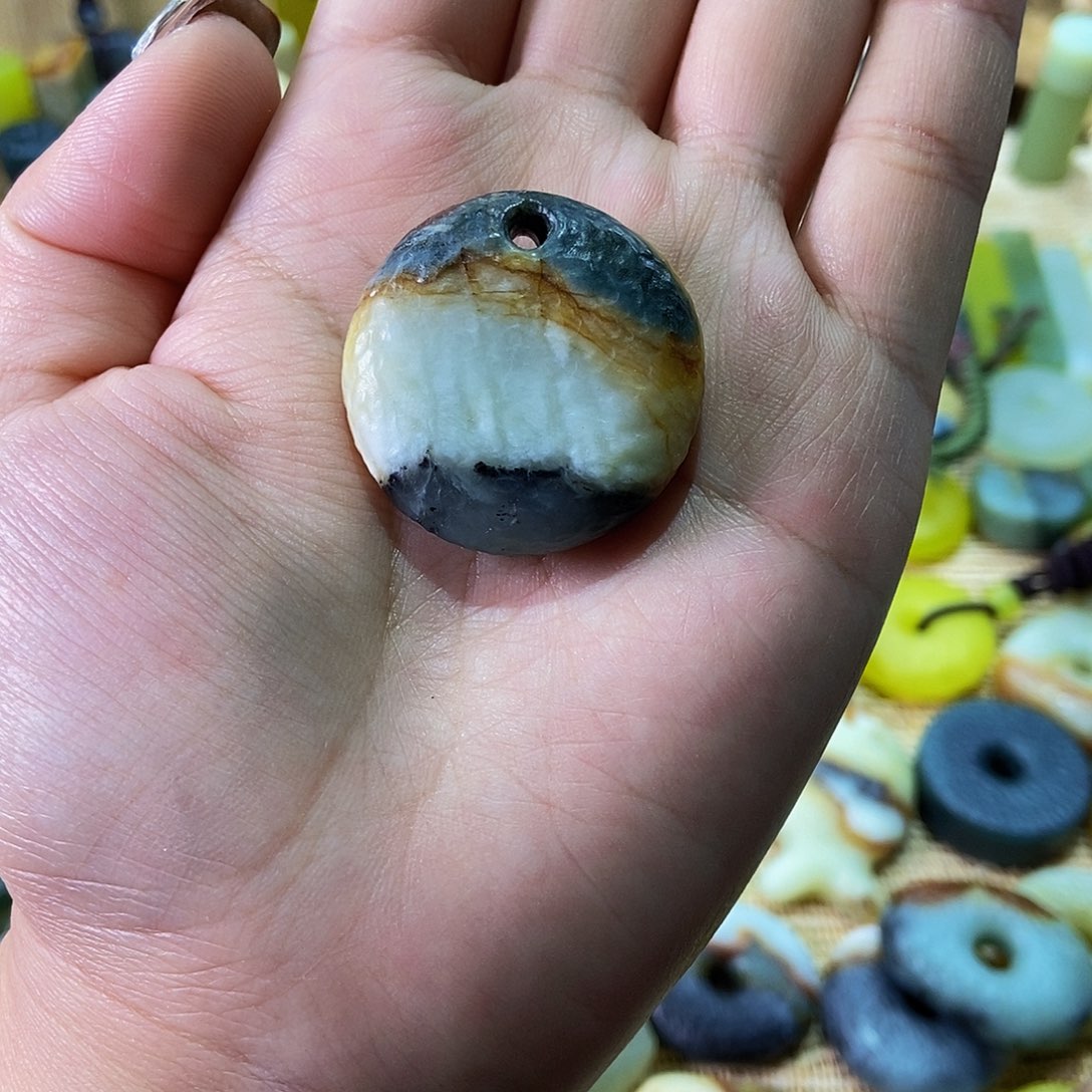 未镶嵌蛇纹石玉挂件