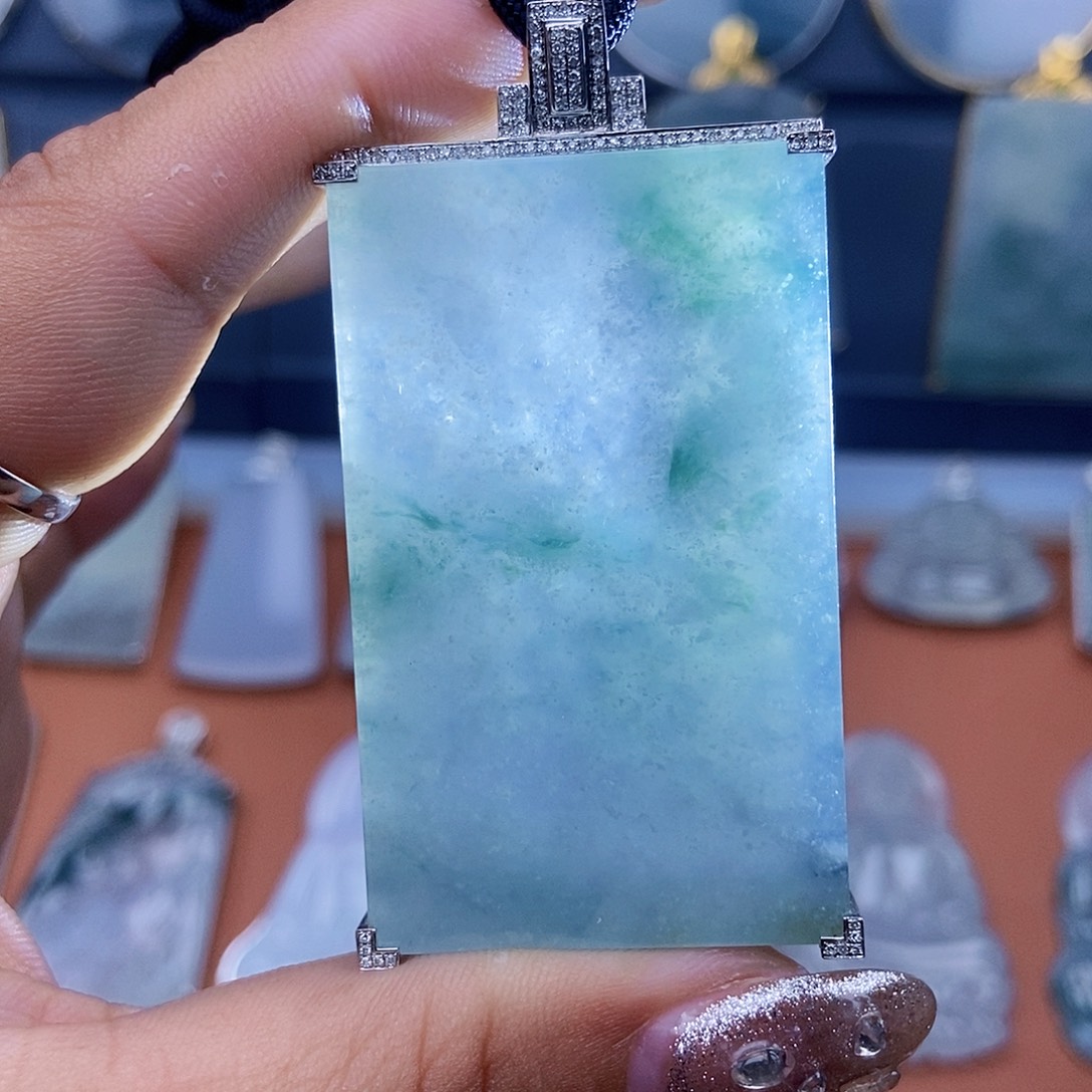 陌****翡翠18K金镶嵌吊坠(不含链)