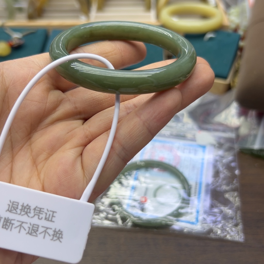 和田玉未镶嵌手镯52.3圈围712瑕