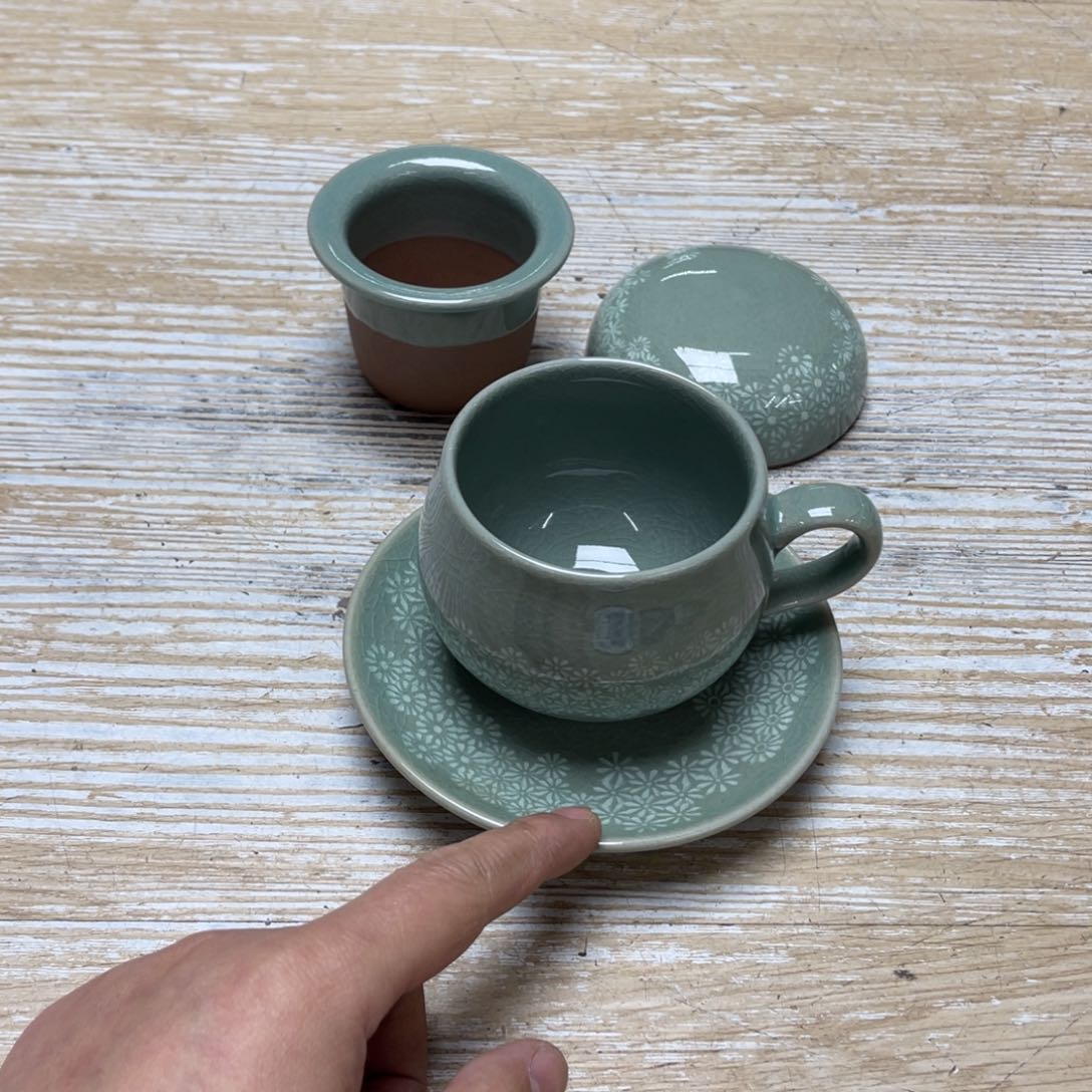 瓷片密密麻麻地排列在