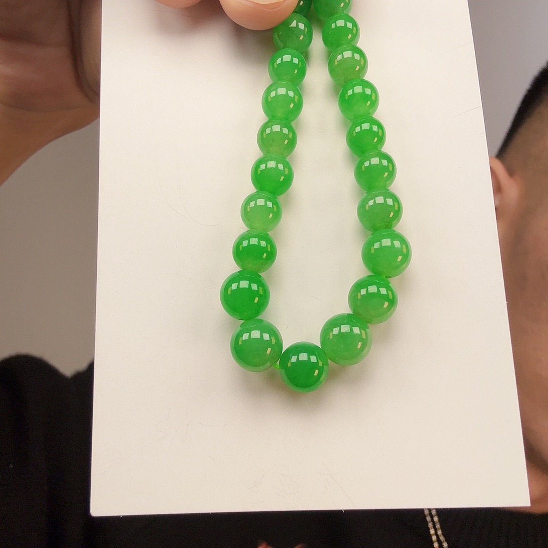 么***噔翡翠未镶嵌颈饰一件