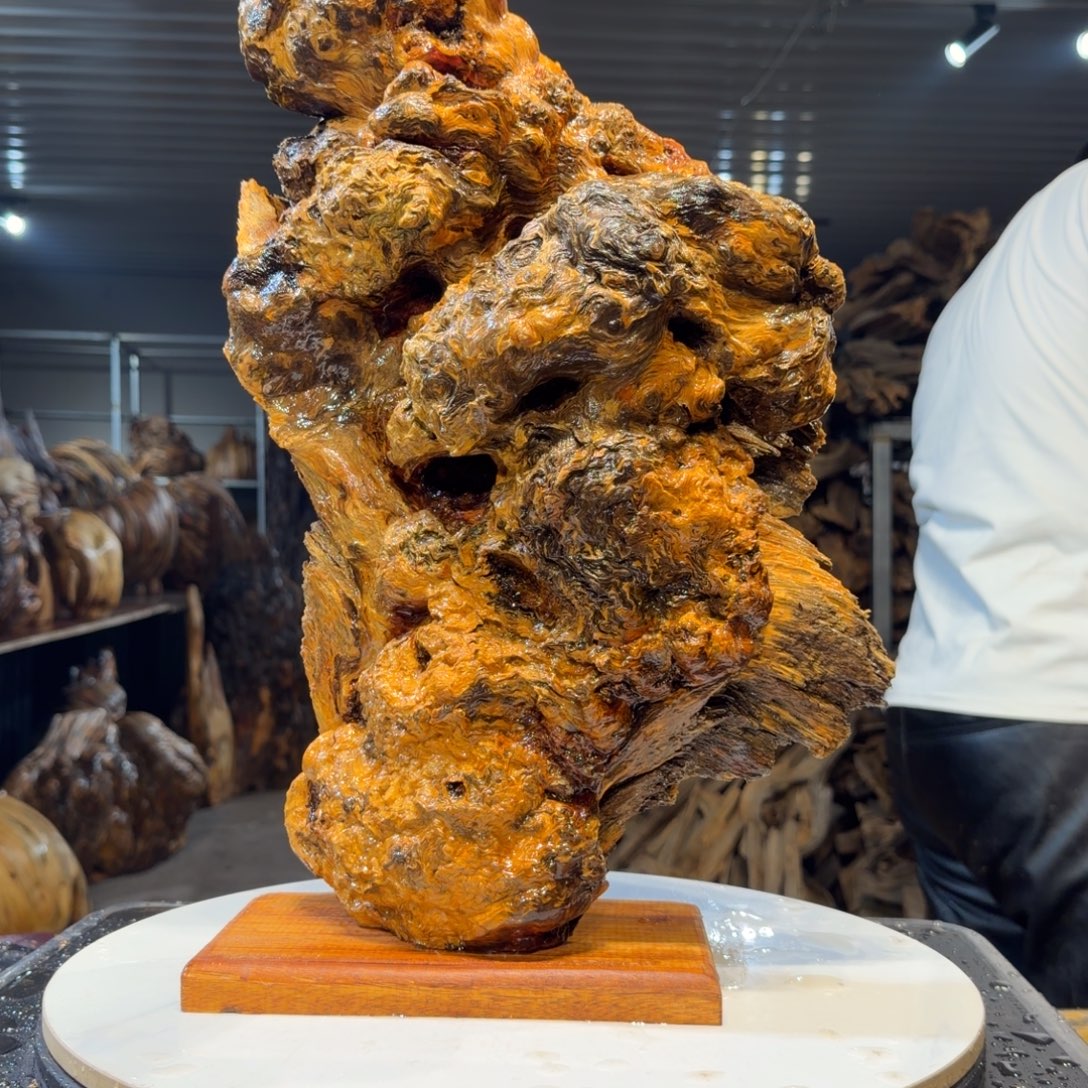 与***行木王一刀琥珀木摆件193