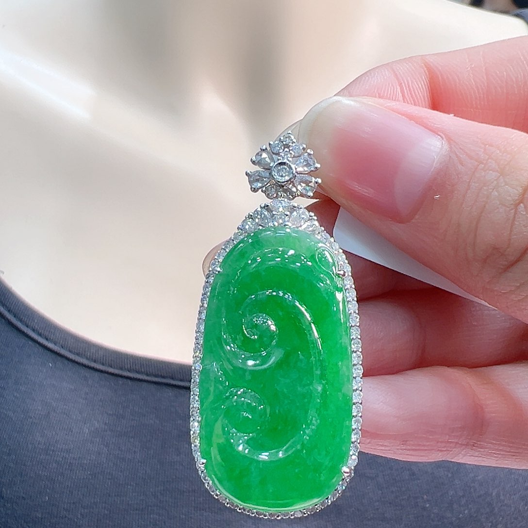 翡翠颈饰18K金镶嵌吊坠