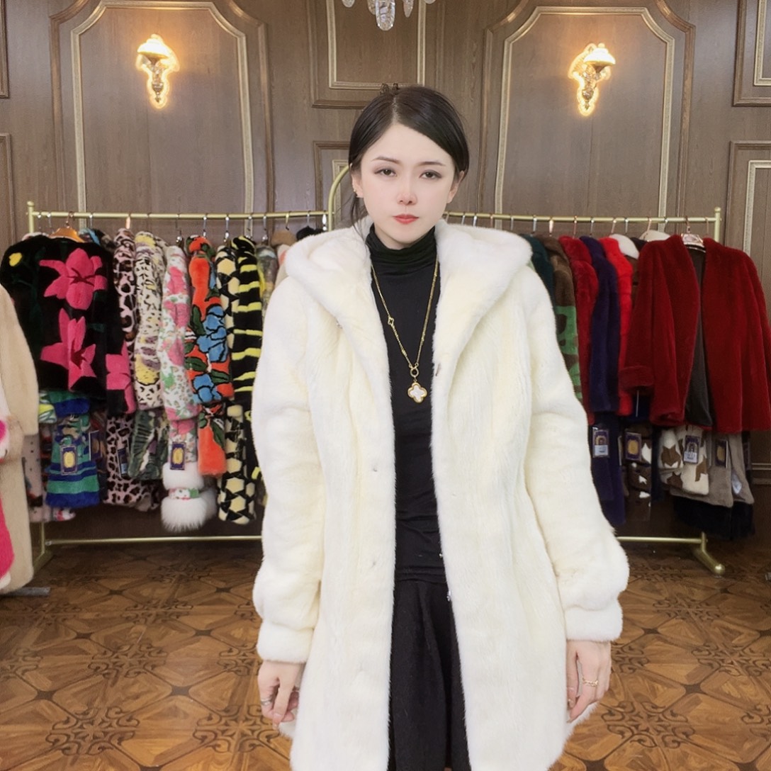 白色帽款中长皮草