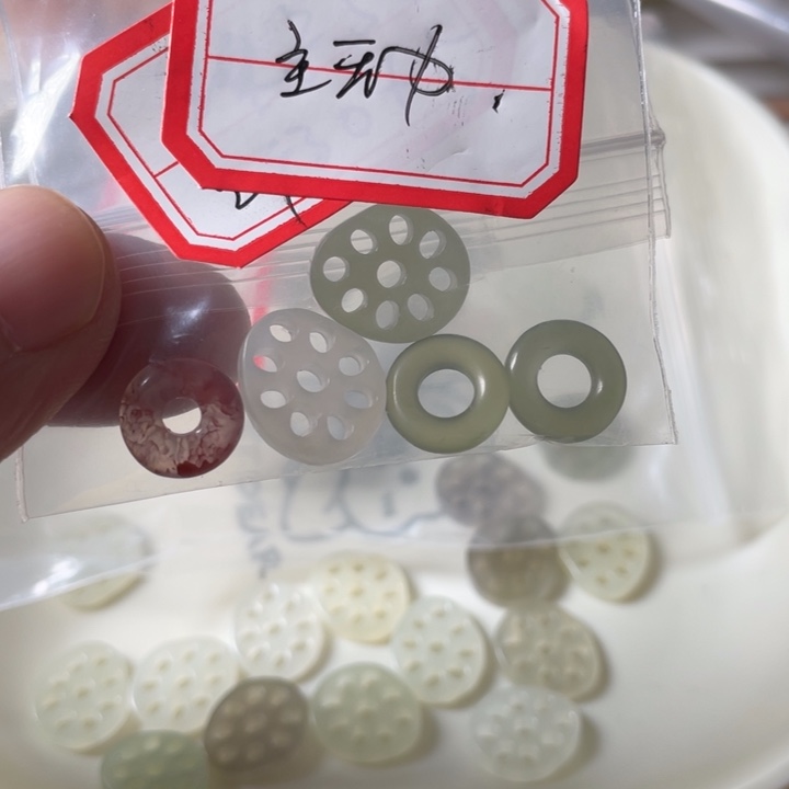 颈饰未镶嵌南红玛瑙恋****?