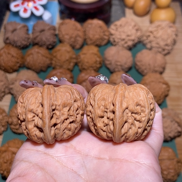 文玩核桃吊坠元宝