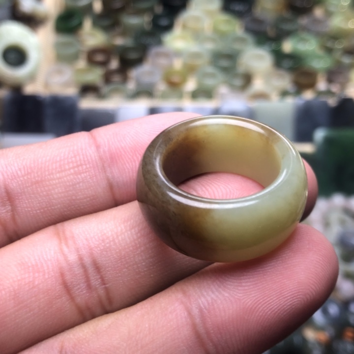 战***熊和田玉未镶嵌颈饰