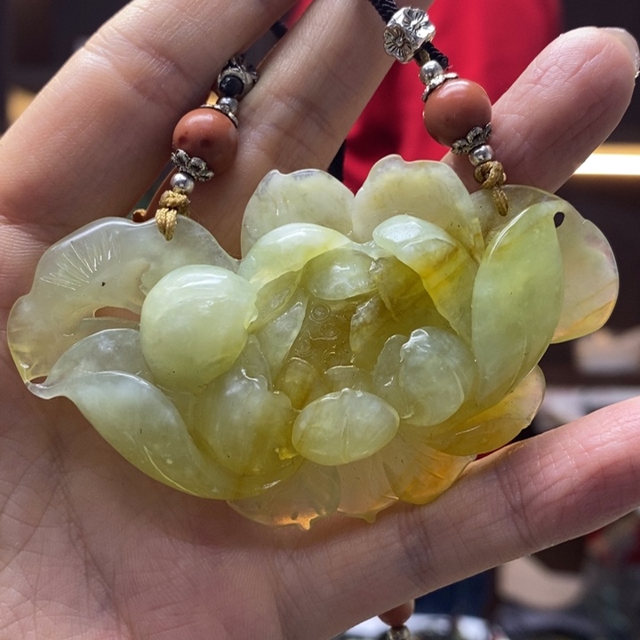 好***好蛇纹石玉未镶嵌颈饰