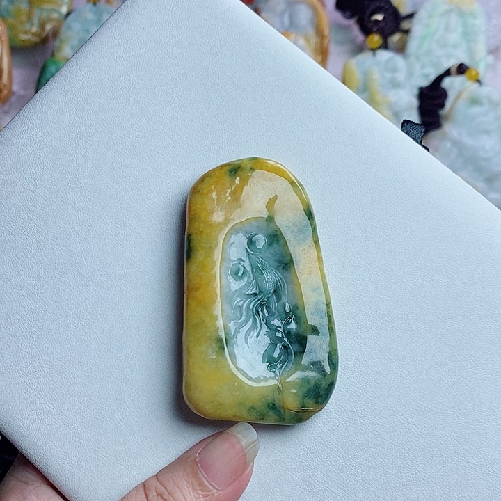 翡翠未镶嵌颈饰鱼