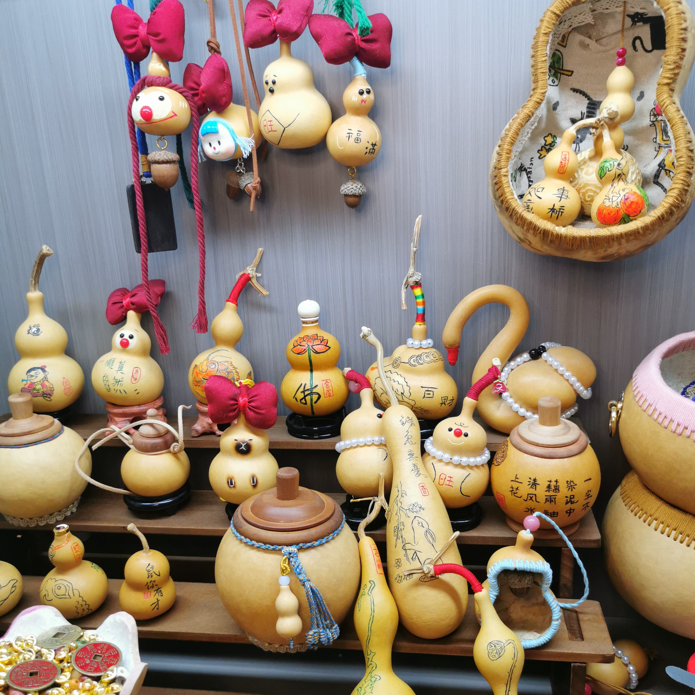 招财开运手持好物手工创意