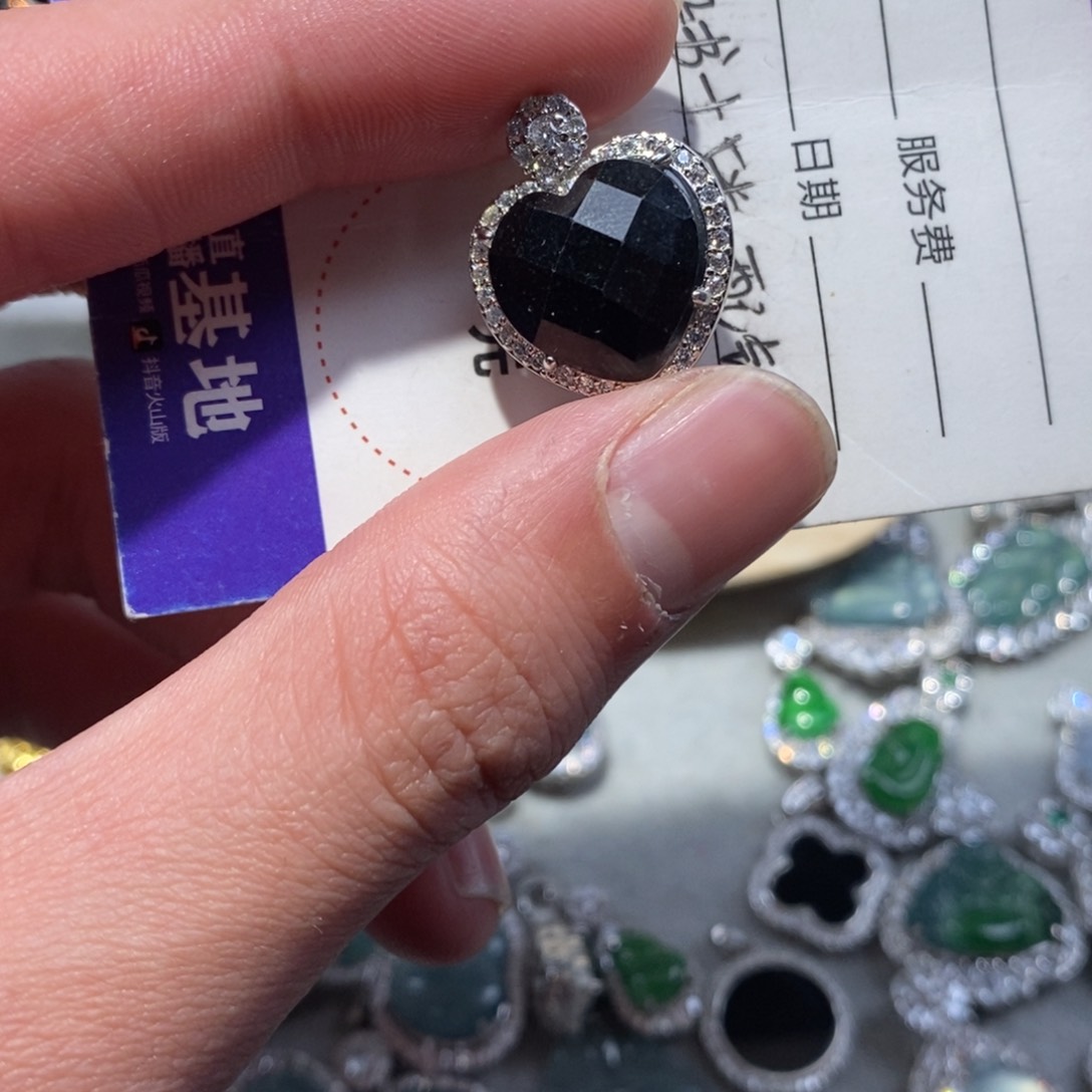 翡翠颈饰未镶嵌翡翠