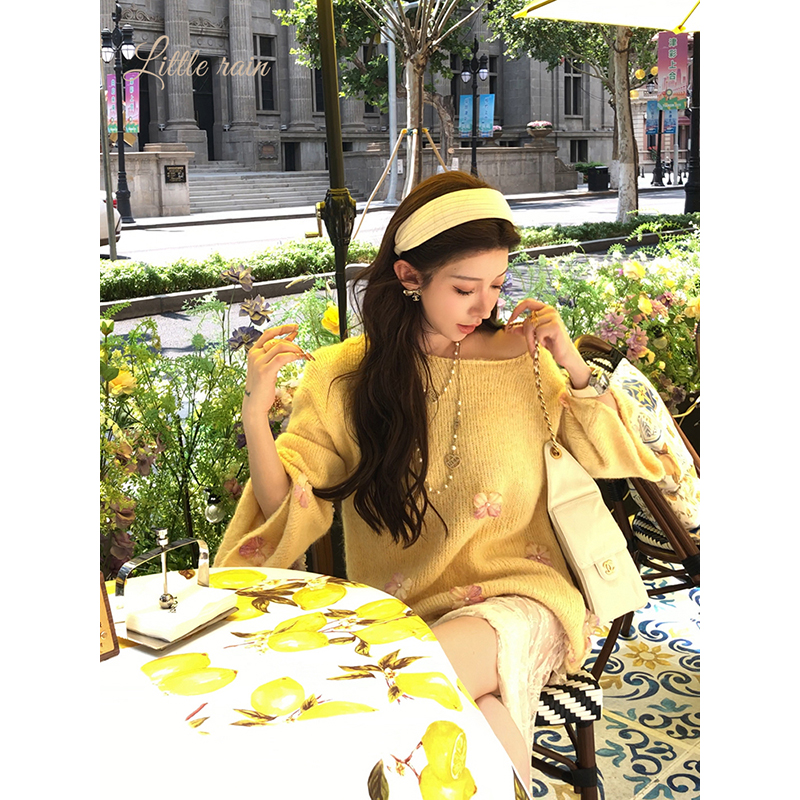 小雨姐姐秋款【暖牌软妹】时尚慵懒风宽松减龄感花朵圆领套头毛衣女