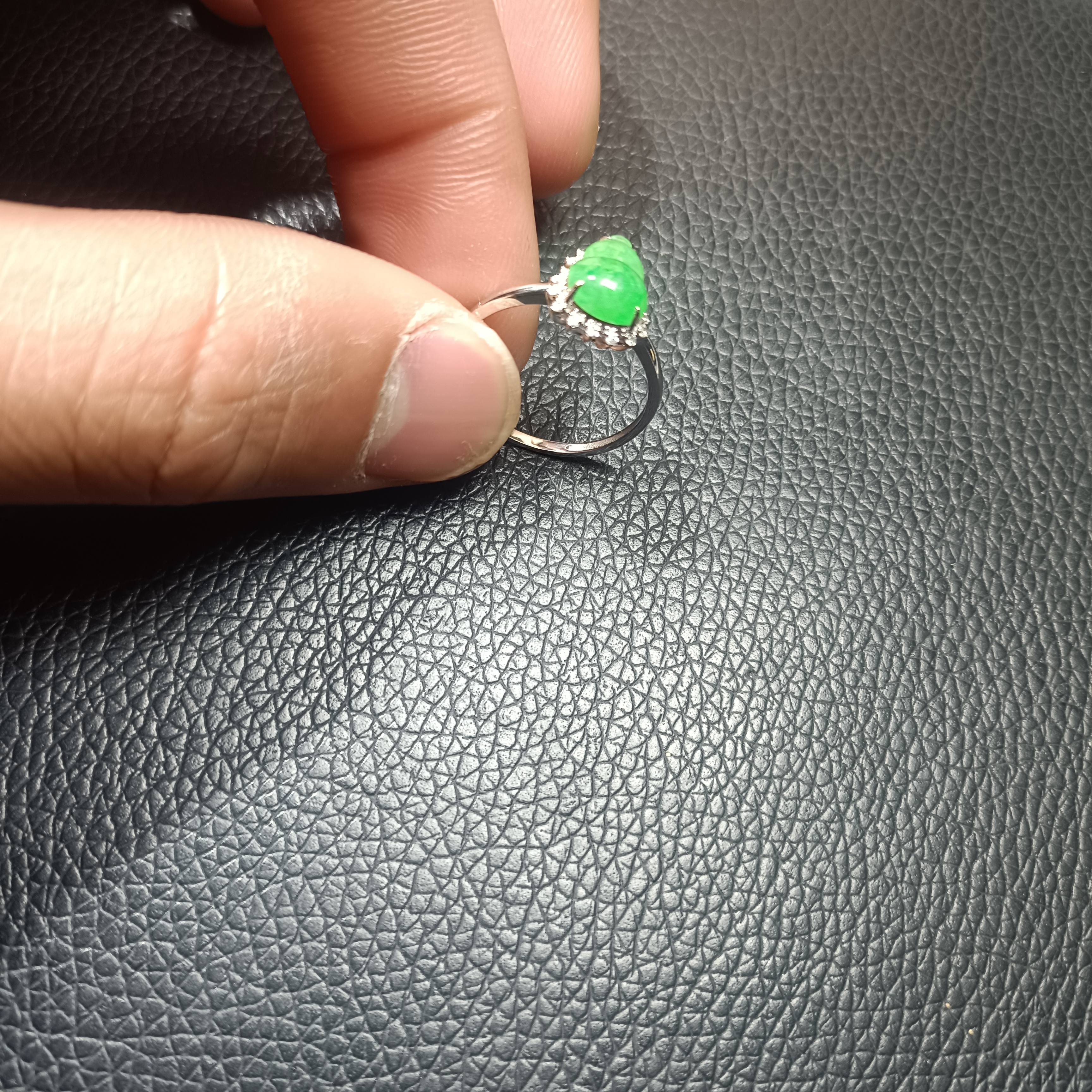 18k金天然缅甸翡翠辣绿戒圈葫芦
