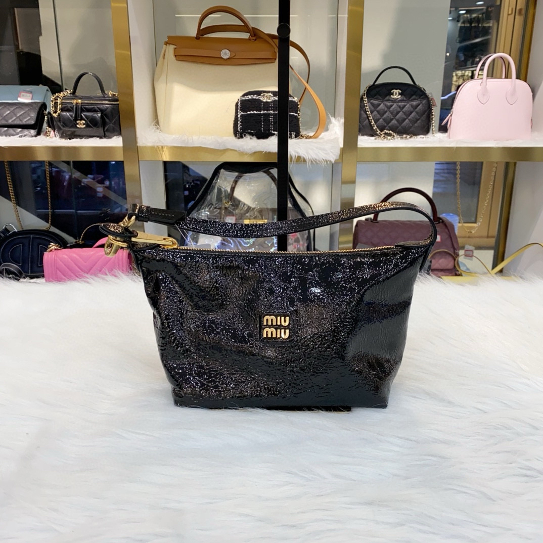 99新 MIU MIU/缪缪 MIUMIU缪缪Naplak黑色油蜡皮饭盒包