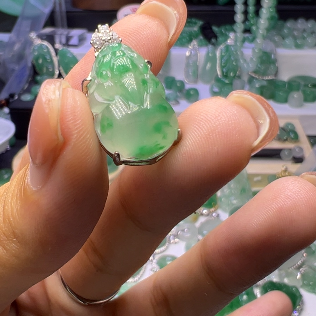 石英质玉（非洲翠）未镶嵌颈饰