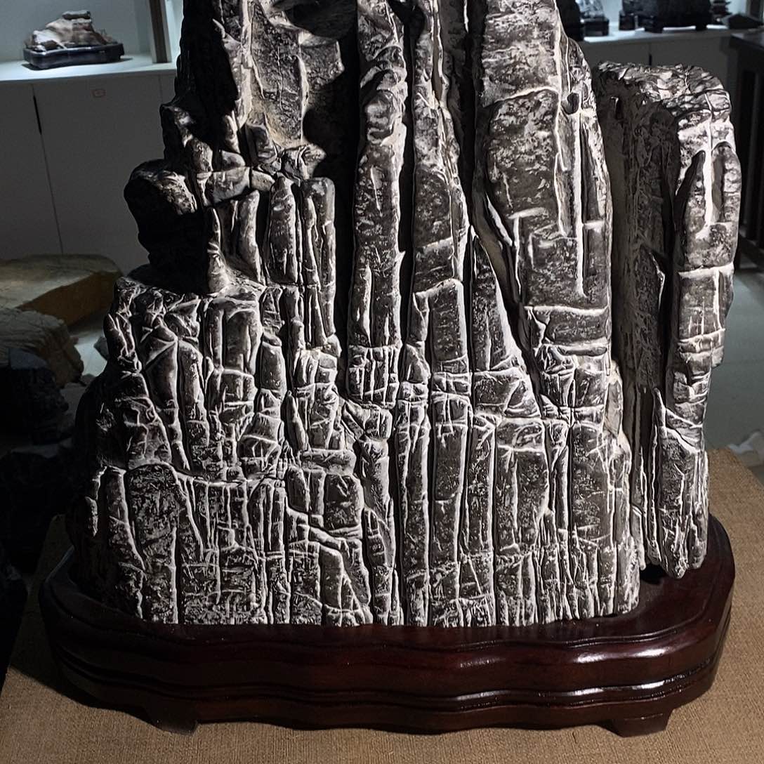 灵壁山上的山峰如画般矗立