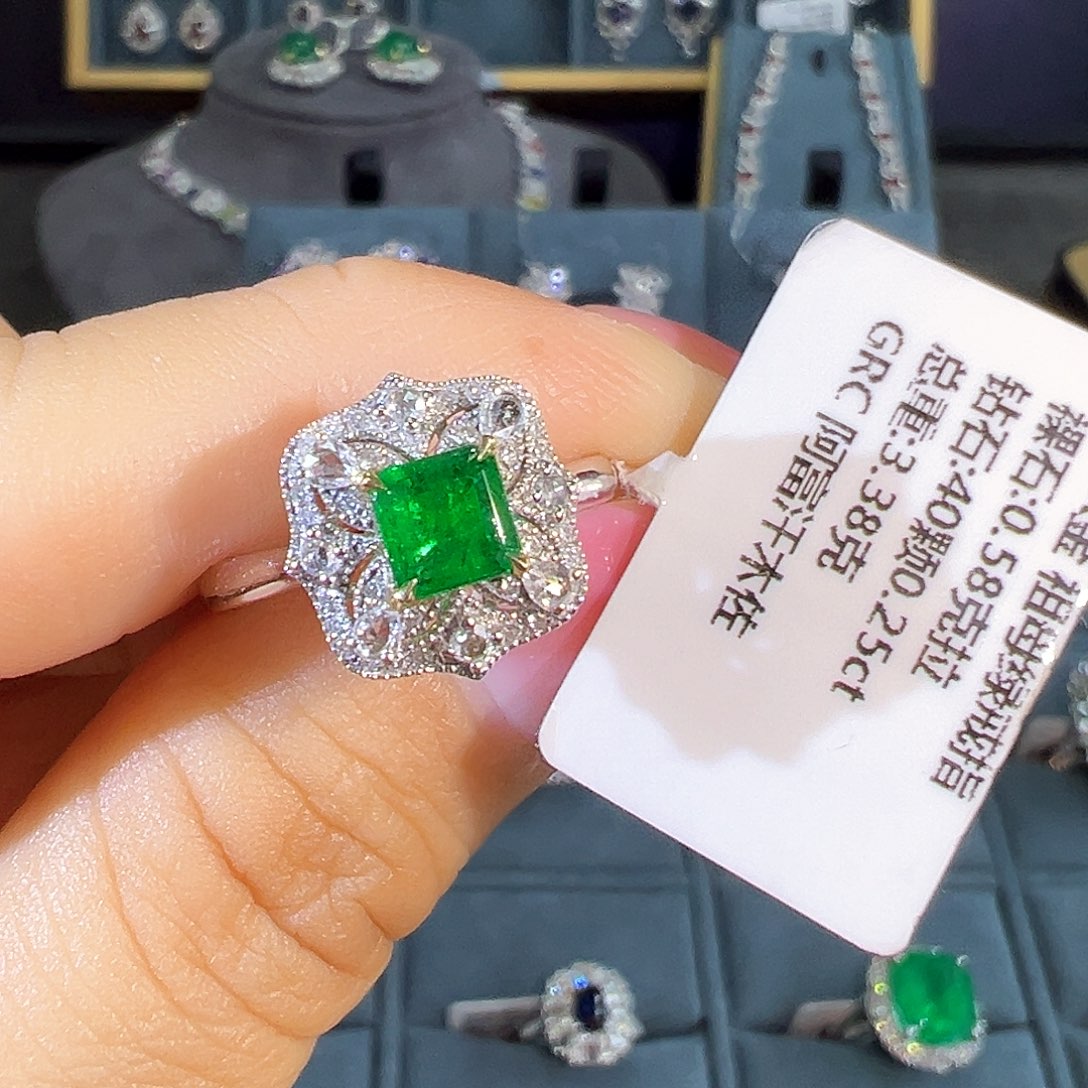 祖母绿戒指18K金镶嵌