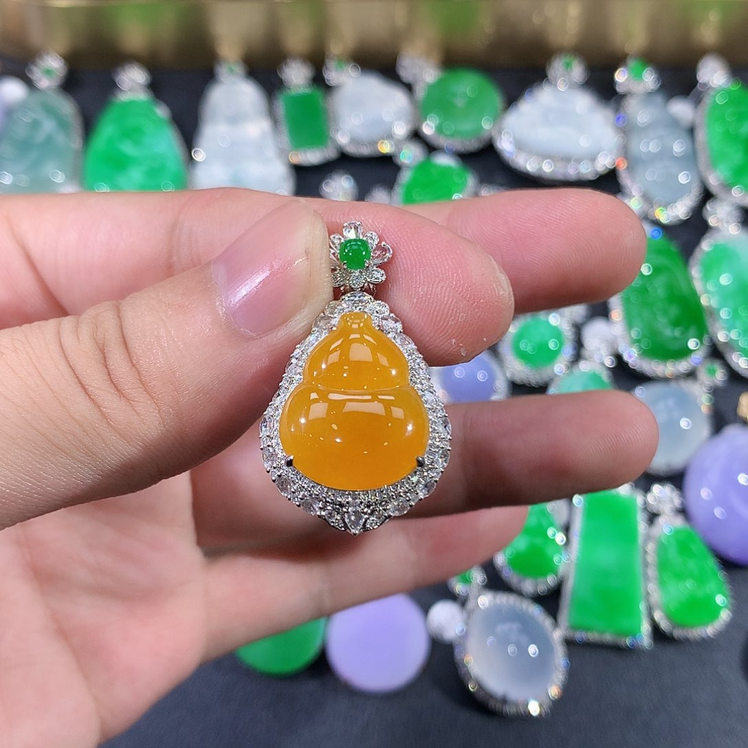 翡翠18K金镶嵌颈饰