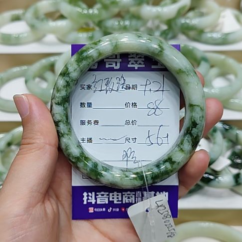 红***色未镶嵌透闪石-蛇纹石玉手镯