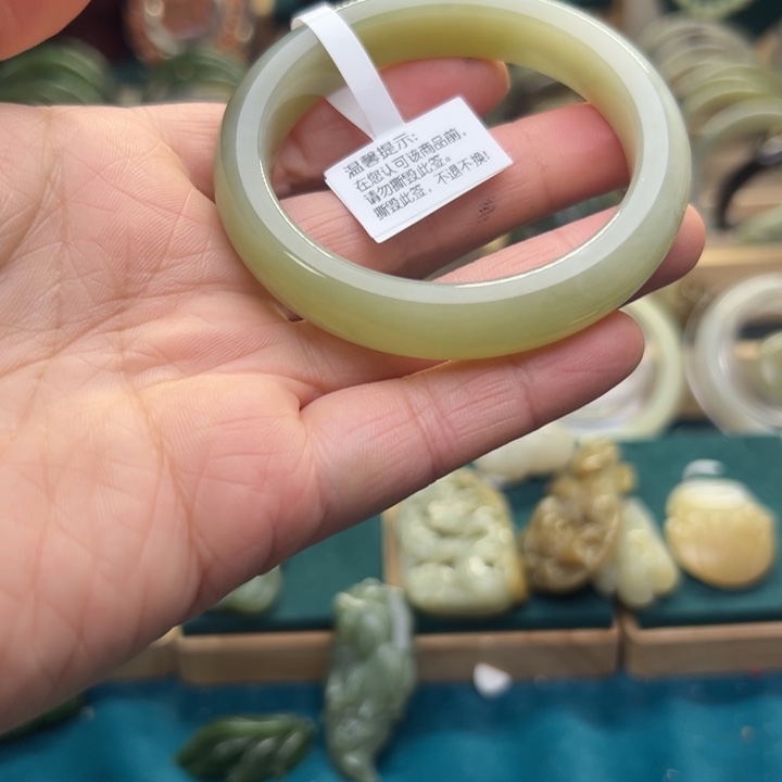 和田玉手镯未镶嵌53.6圈围70300微瑕