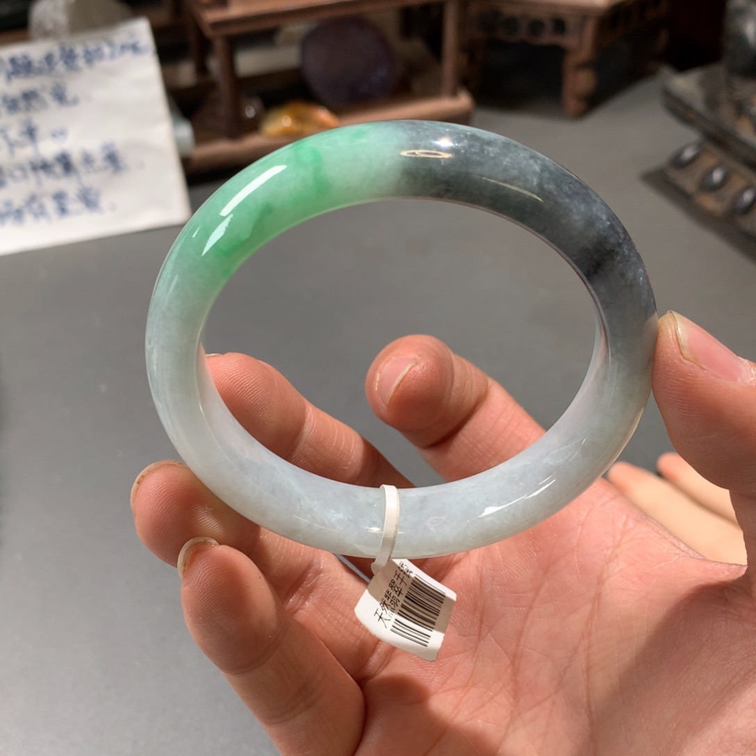 翡翠手镯未镶嵌57圈口