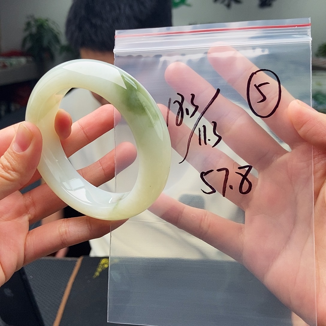 和田玉未镶嵌手镯拍一发一