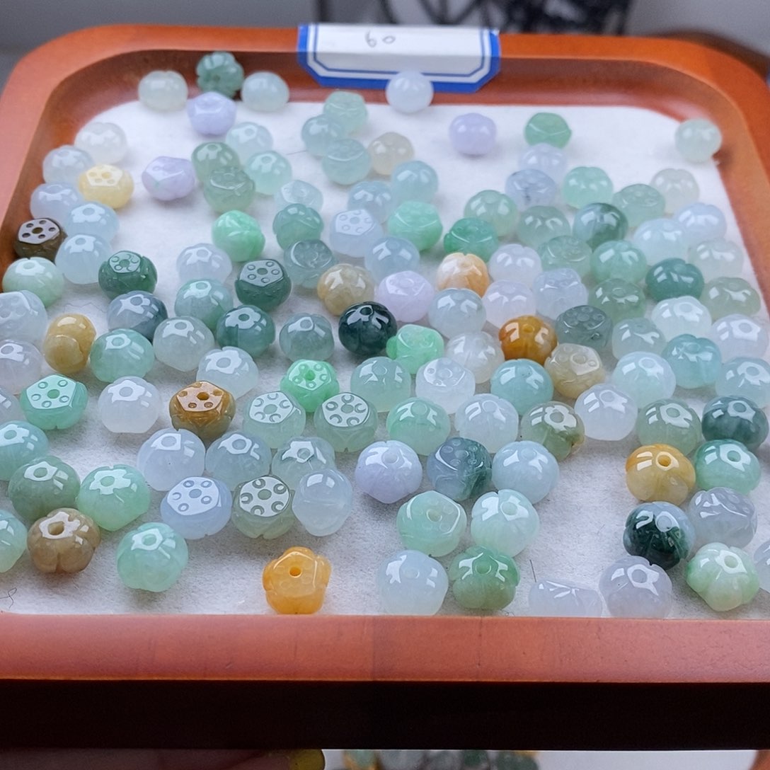 翡翠颈饰未镶嵌莲花珠1个