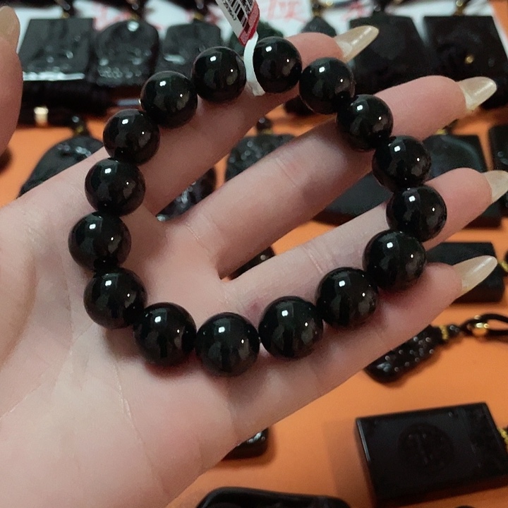 翡翠颈饰未镶嵌大****嬷