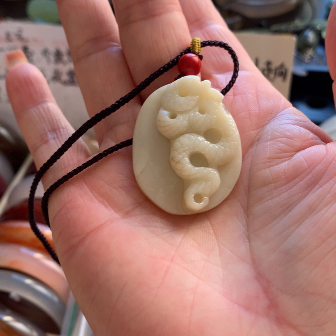 颈饰未镶嵌和田玉（糖玉）佛*