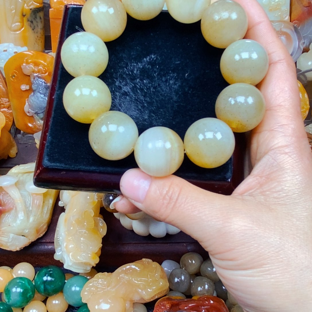 石英质玉（黄龙玉）颈饰未镶嵌